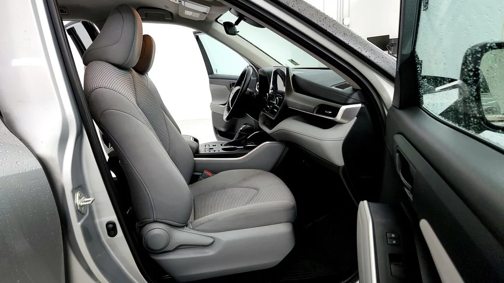 Used 2023 Silver Toyota LE image 17