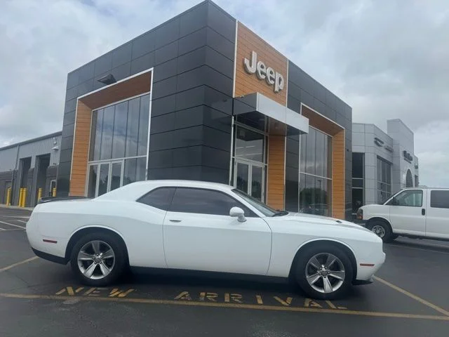 2019 Dodge Challenger SXT Auto's photo