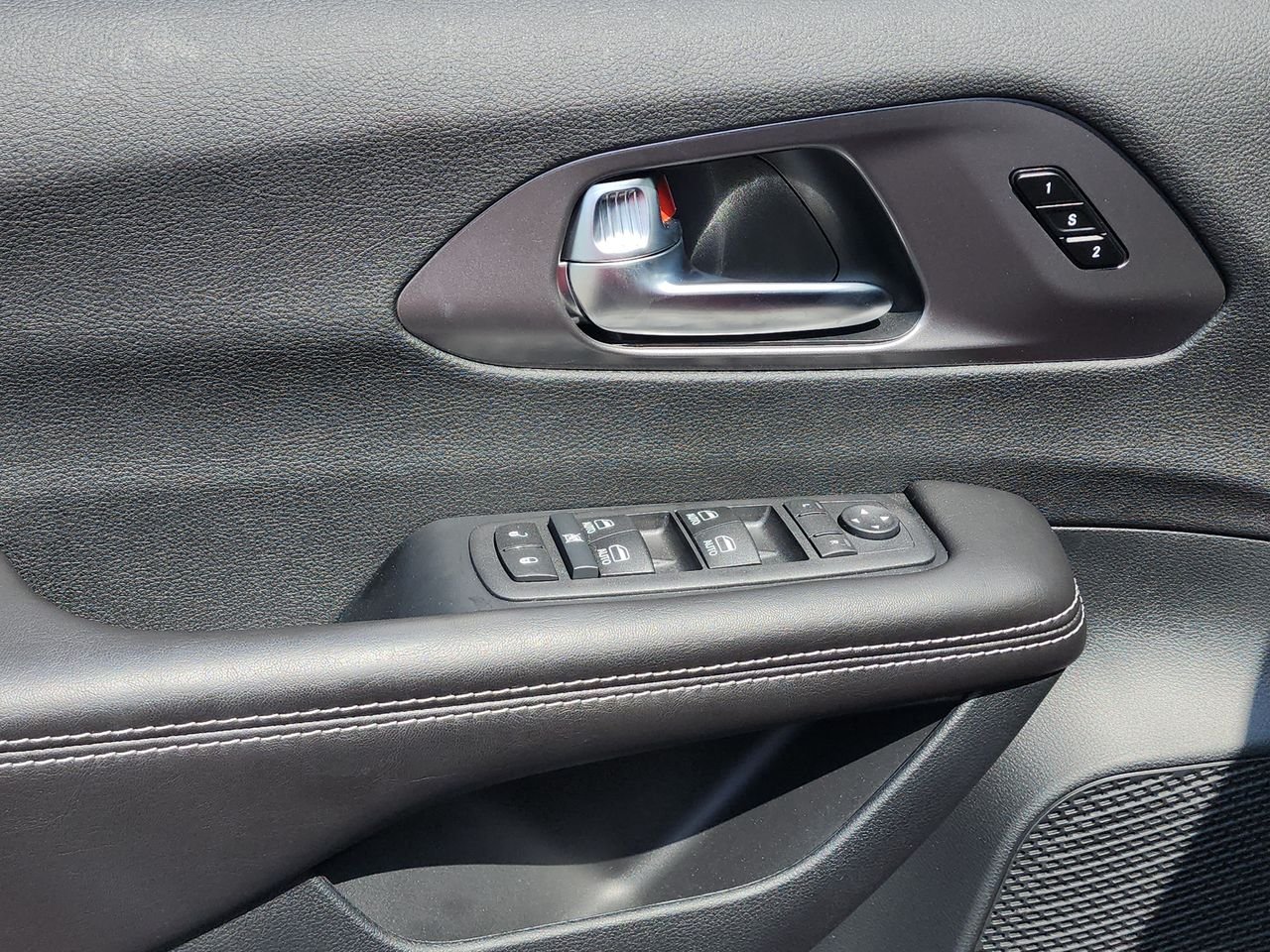 2026 Chrysler Pacifica Select - Photo 13