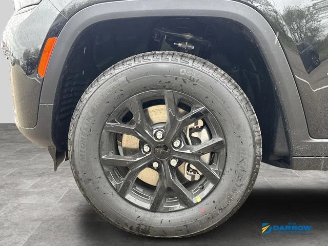 New 2026 Diamond Black Crystal Pearl-Coat Exterior Paint Jeep Laredo image 24