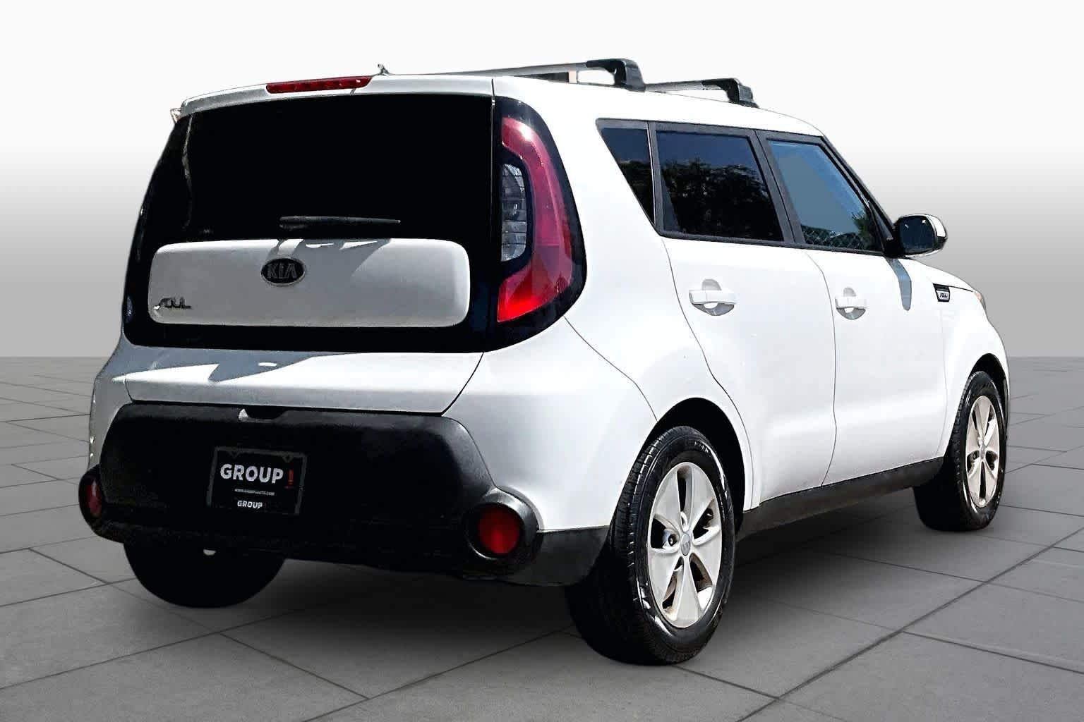 Used 2016 Clear White Kia Base image 13