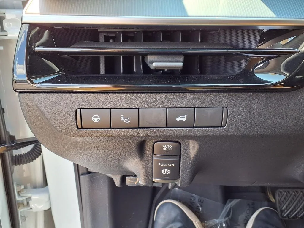Used 2026 White Nissan Platinum image 17