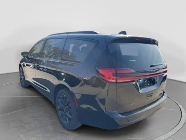 New 2026 Diamond Black Crystal Pearl-Coat Exterior Paint Chrysler Select image 8