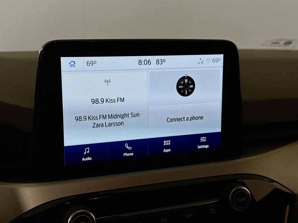 Used 2022 Oxford White Ford SE image 18