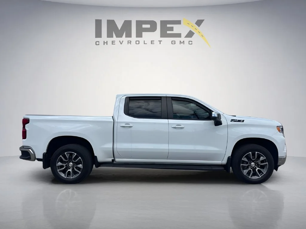 Used 2024 Summit White Chevrolet LT image 17