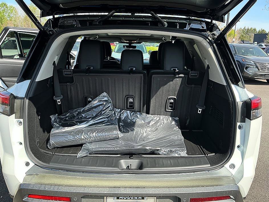New 2026 Boulder Gray Pearl / Super Black Two-tone Nissan Platinum image 27