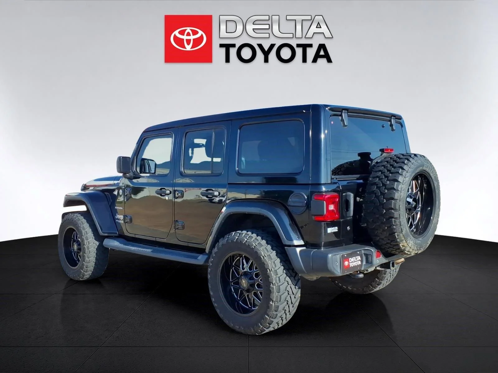 Used 2018 Black Jeep Sahara image 3