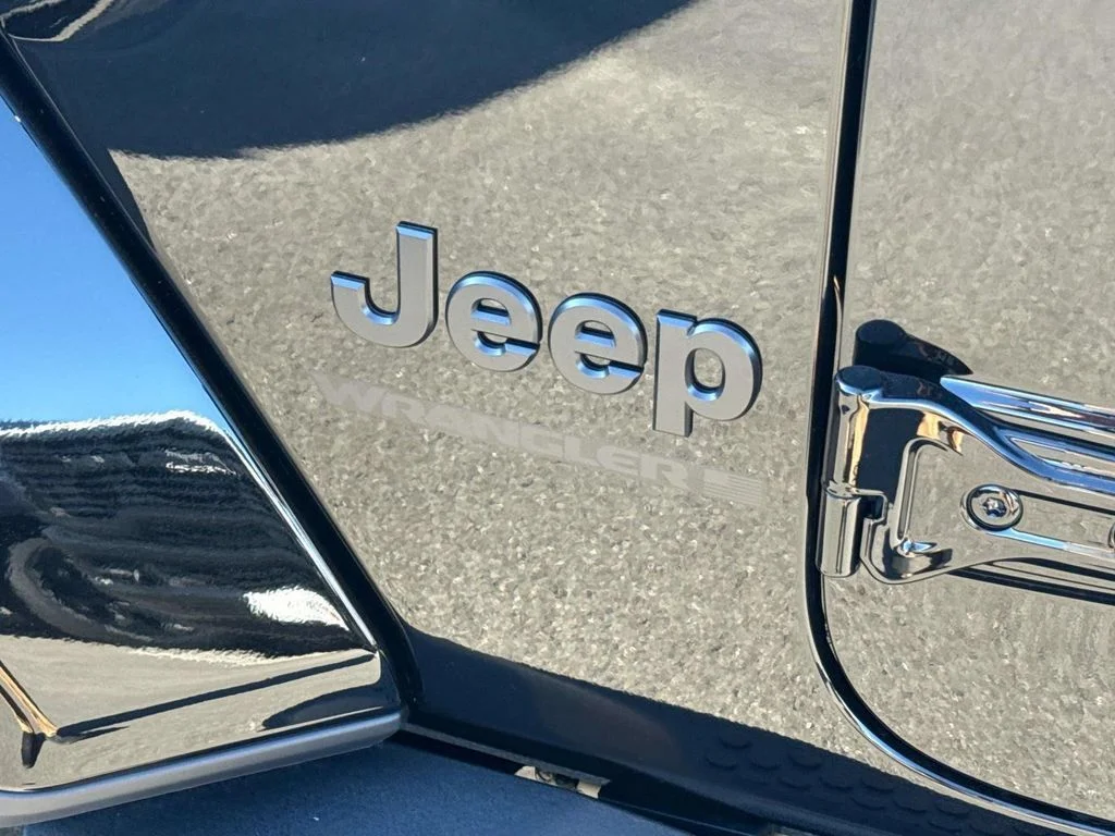 New 2026 Black Clear-Coat Exterior Paint Jeep Sahara image 5