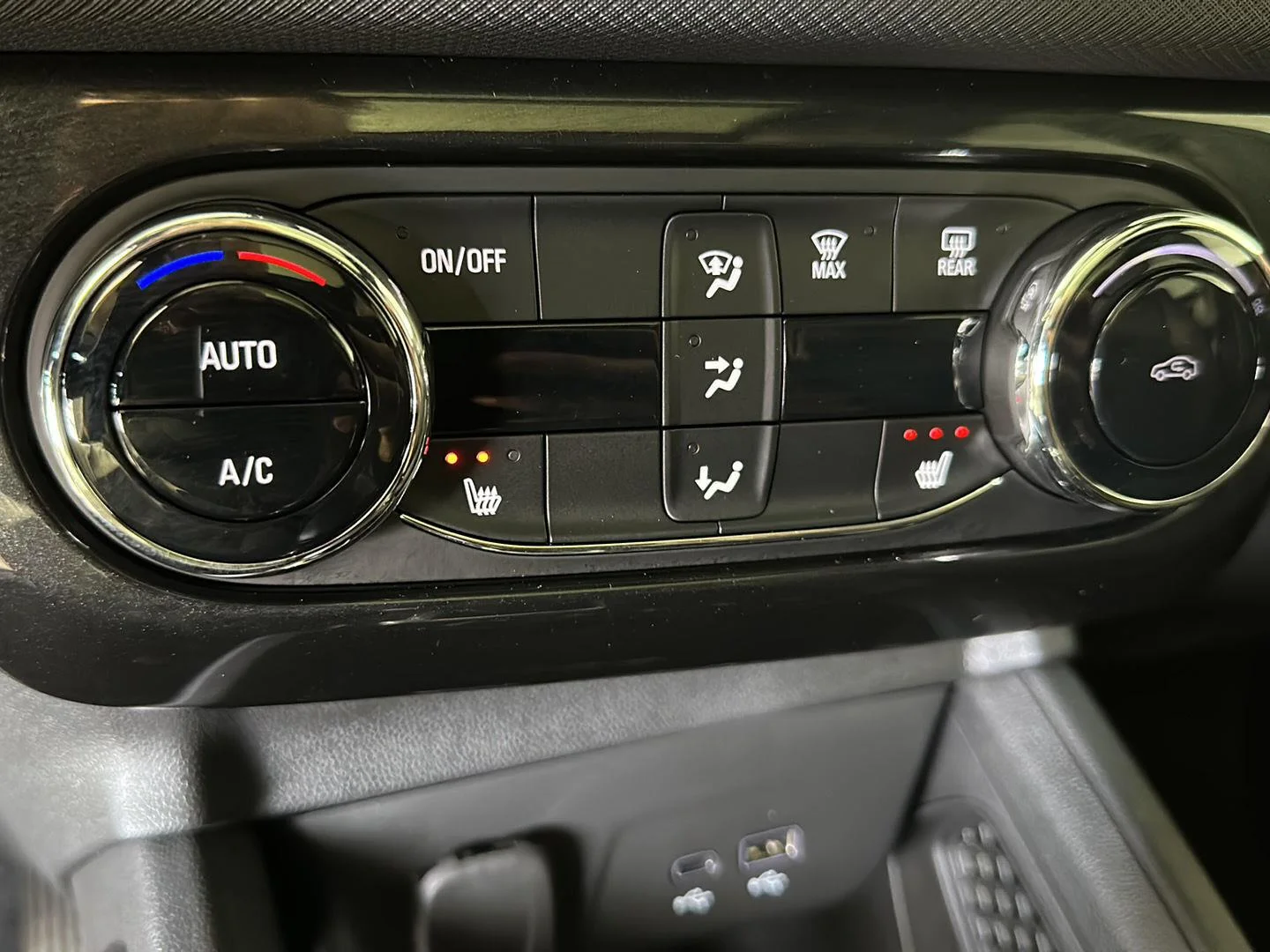 Used 2026 Iridescent Pearl Tricoat Chevrolet RS image 25