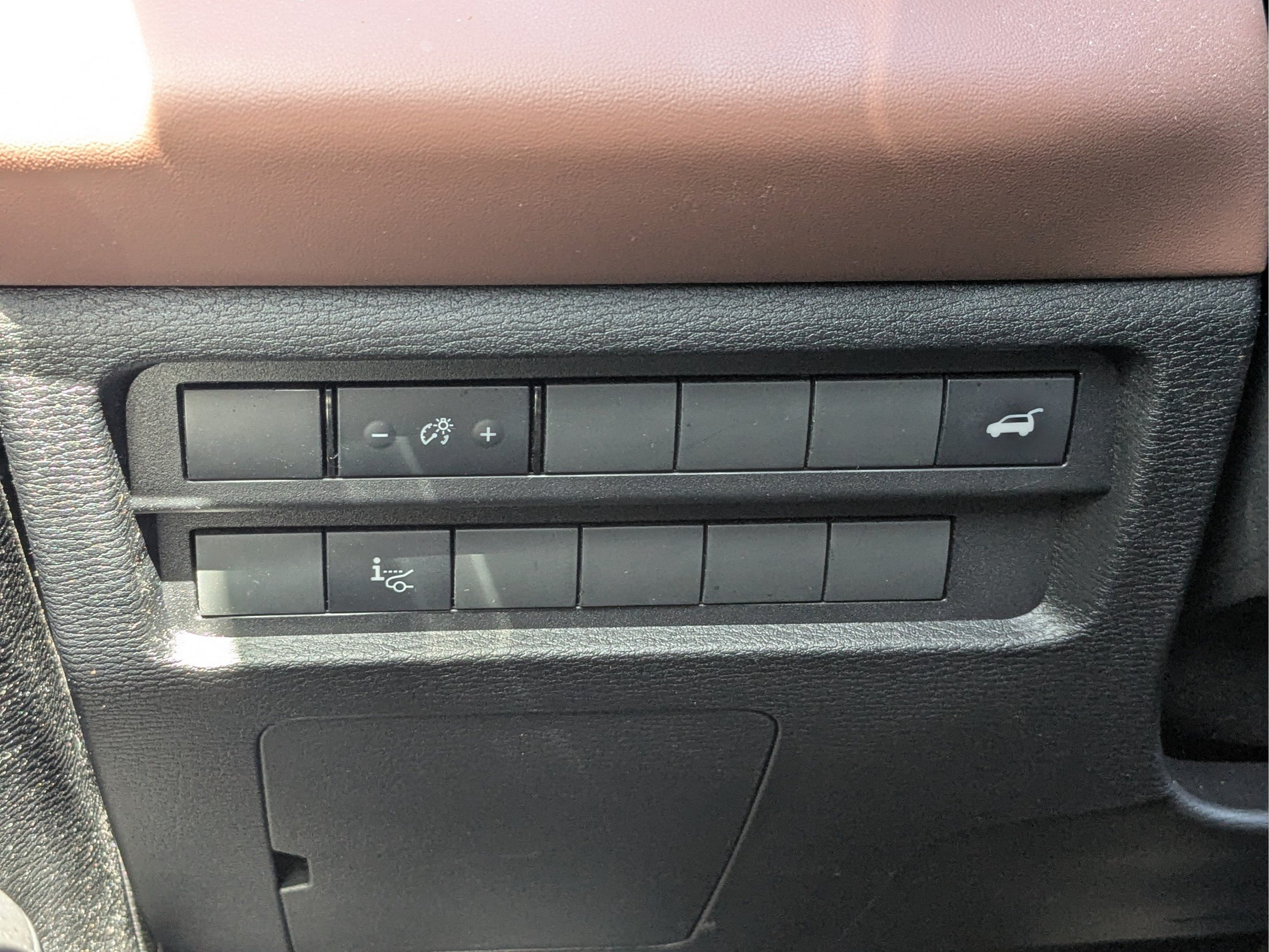 Used 2025 Moonstone Gray Metallic/Black Roof Mitsubishi SEL image 26