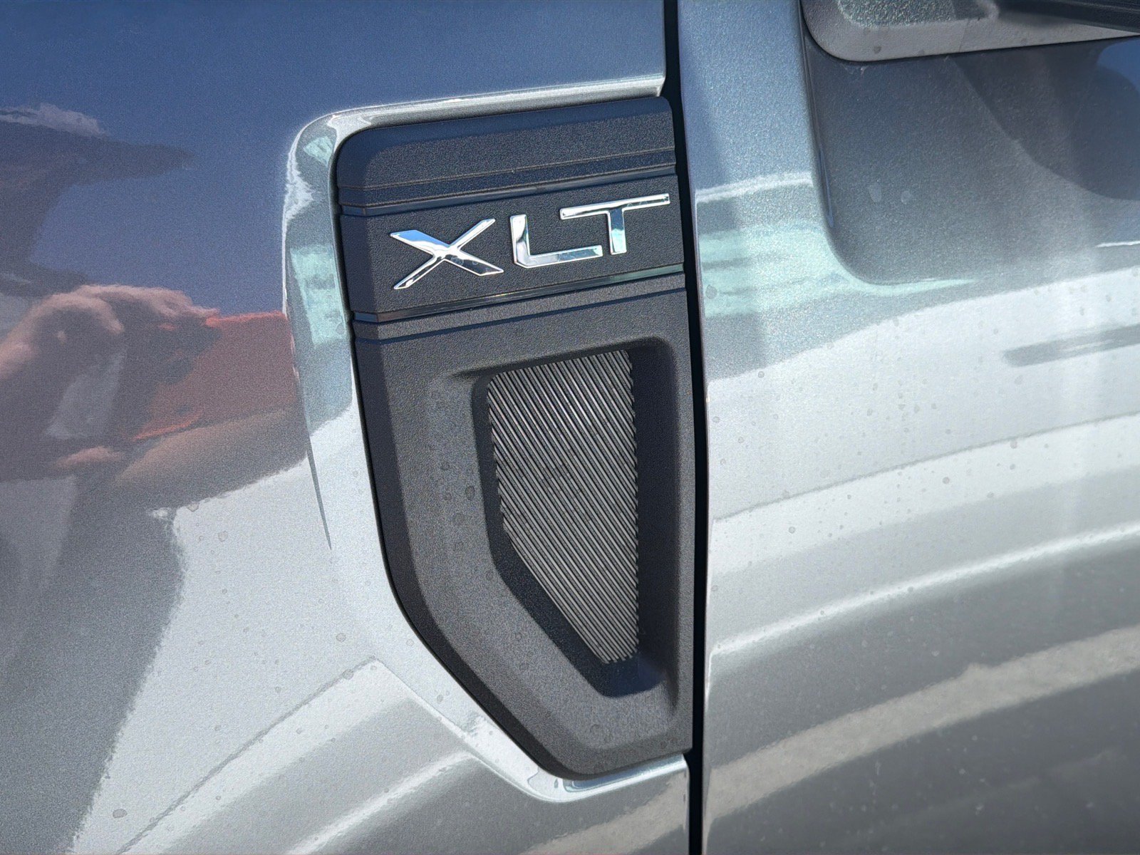 New 2026 Carbonized Gray Metallic Ford XLT image 8