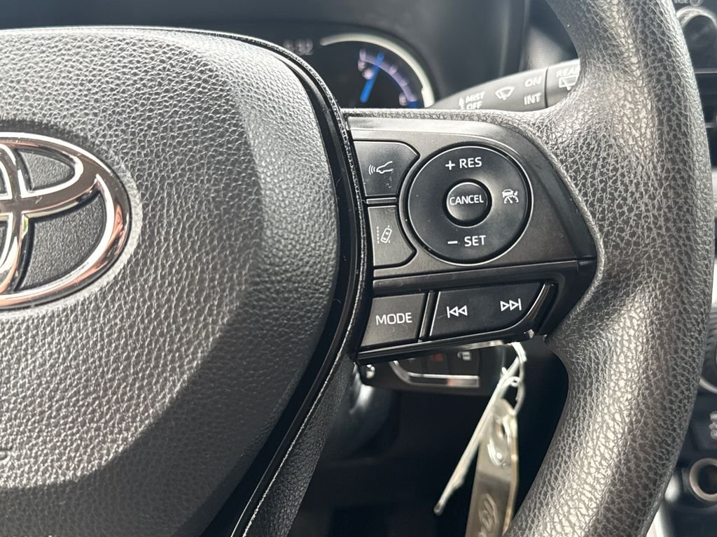 Used 2025 White Toyota LE image 21