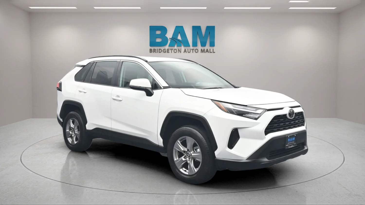 Used 2025 White Toyota XLE image 1