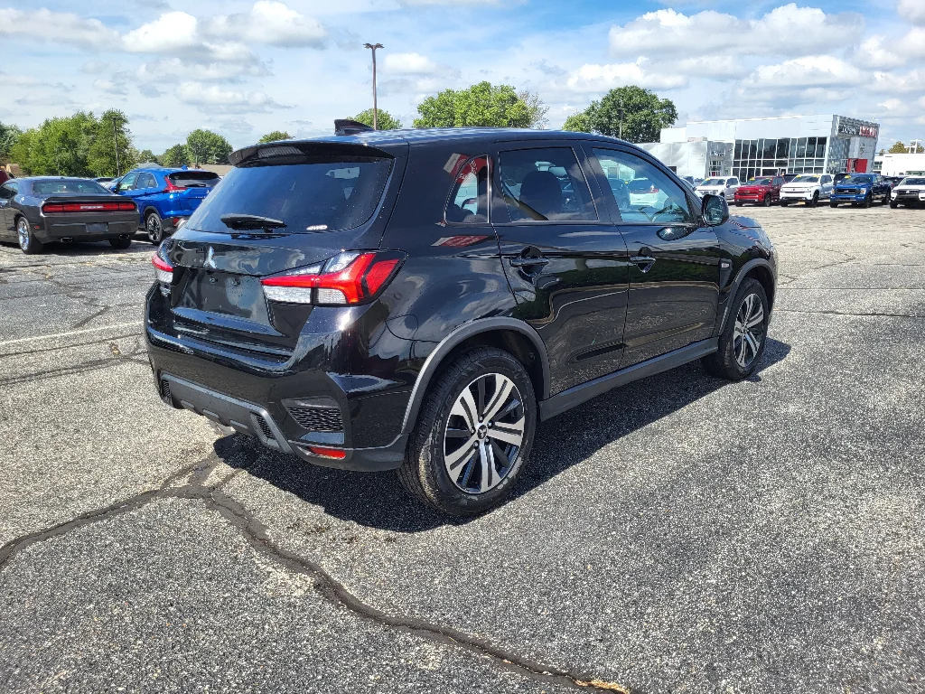 Used 2025 Labrador Black Pearl Mitsubishi ES image 6
