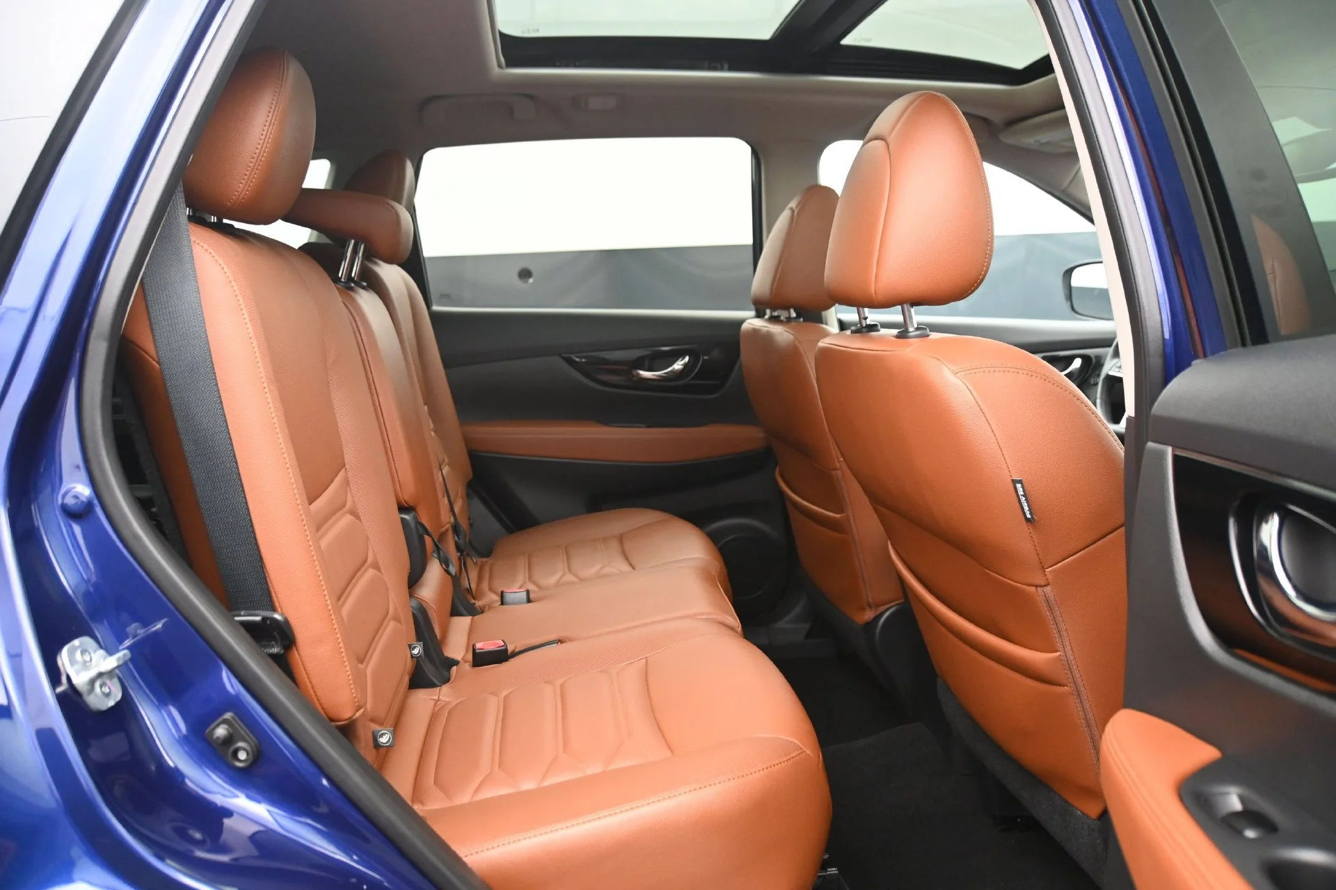 Used 2017 Caspian Blue Nissan SL image 14