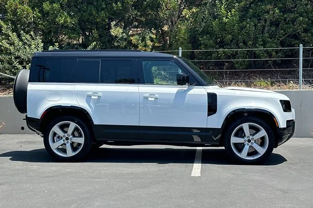 New 2026 Fuji White Land Rover X-Dynamic SE image 6