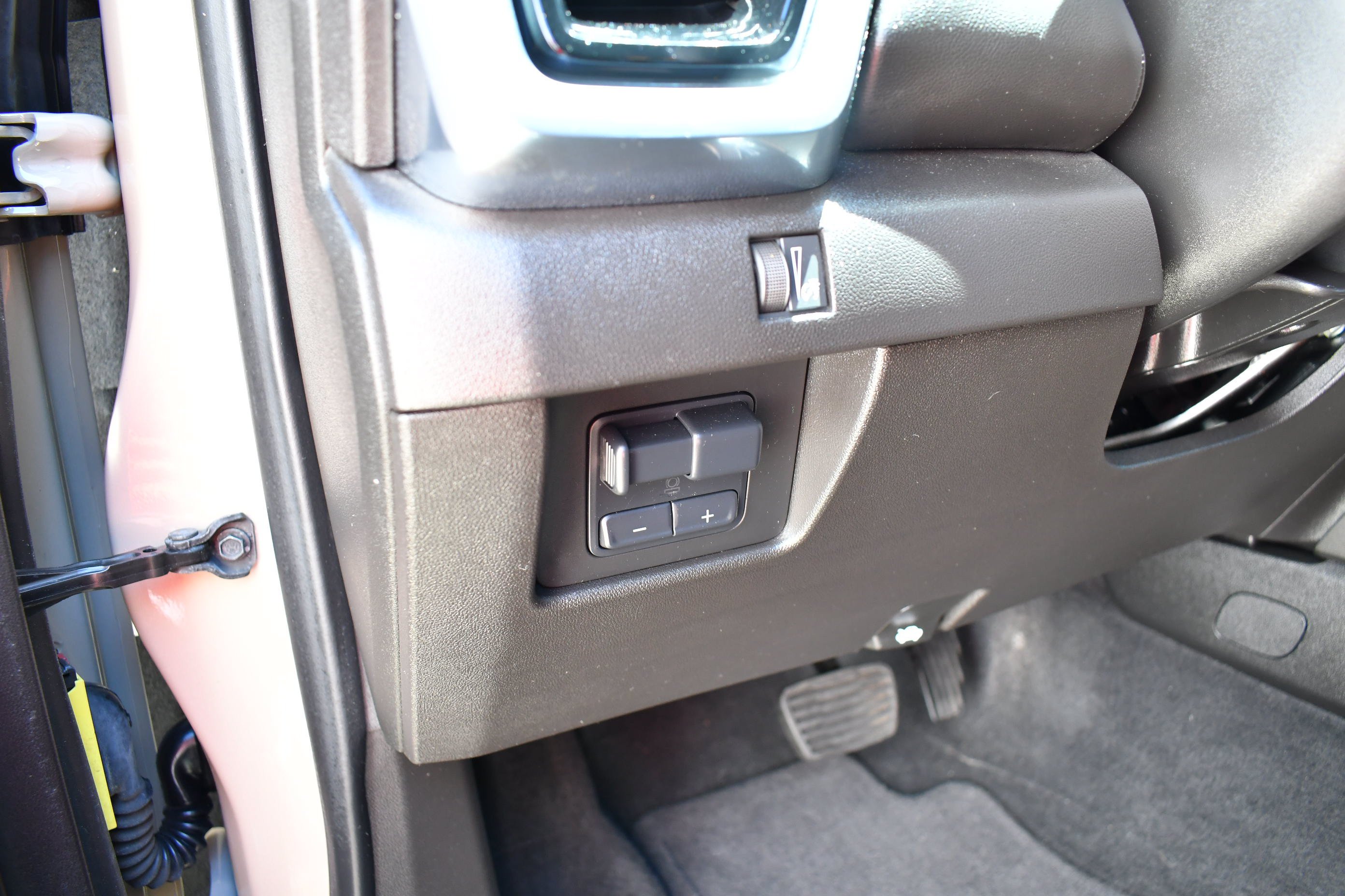 Used 2024 Desert Sand Metallic GMC Elevation image 15
