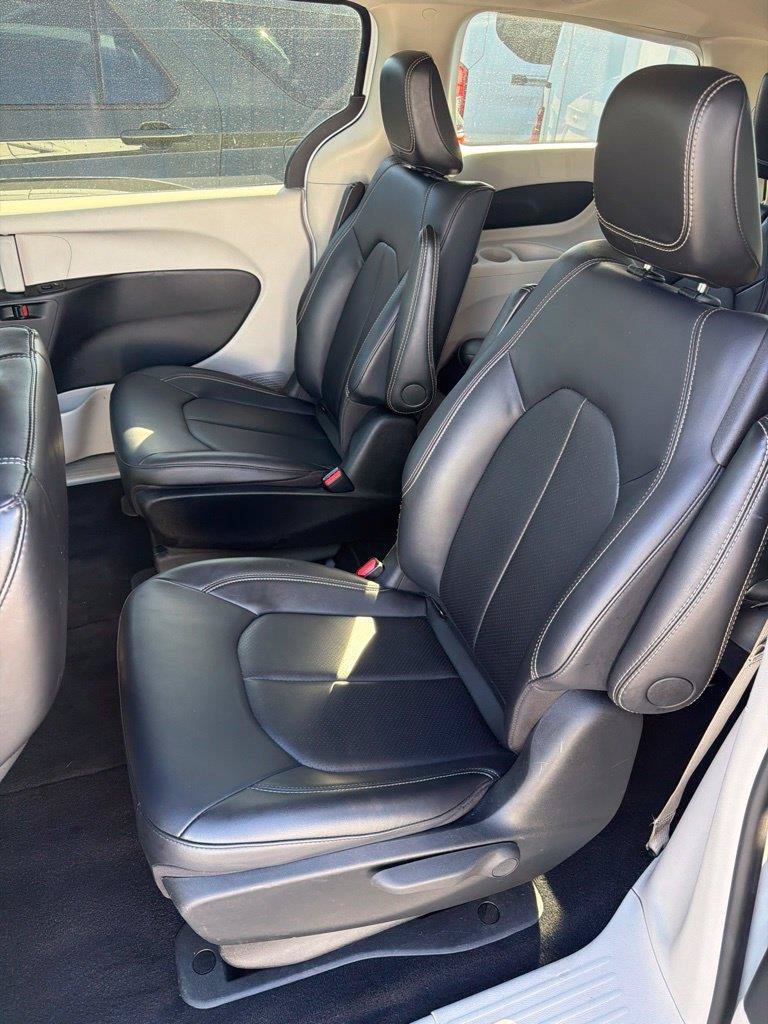 Used 2024 Bright White Clearcoat Chrysler Select image 10