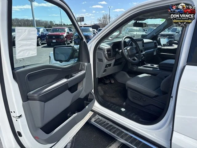 New 2025 Oxford White Ford XLT image 9