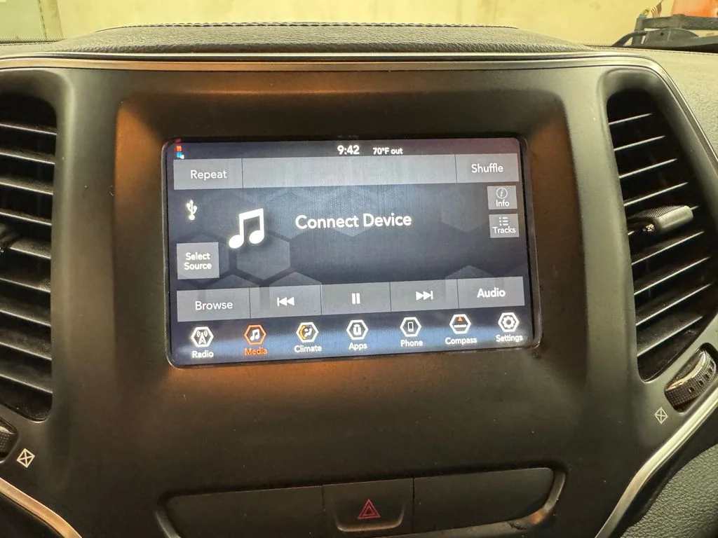 Used 2019 Silver Jeep Latitude Plus image 19
