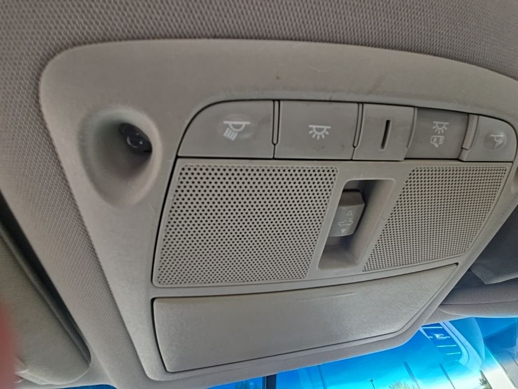 Used 2015 White Nissan 2.5 SL image 16