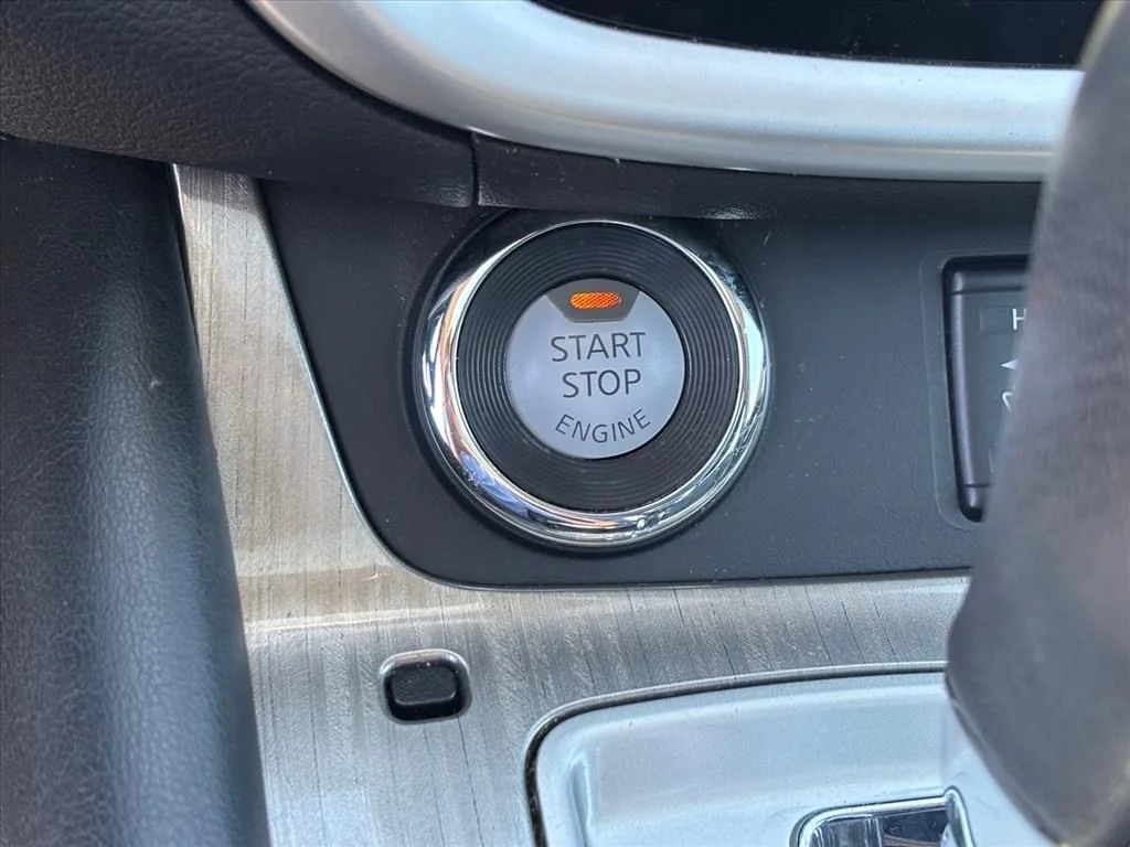 Used 2016 Gray Nissan SL image 18