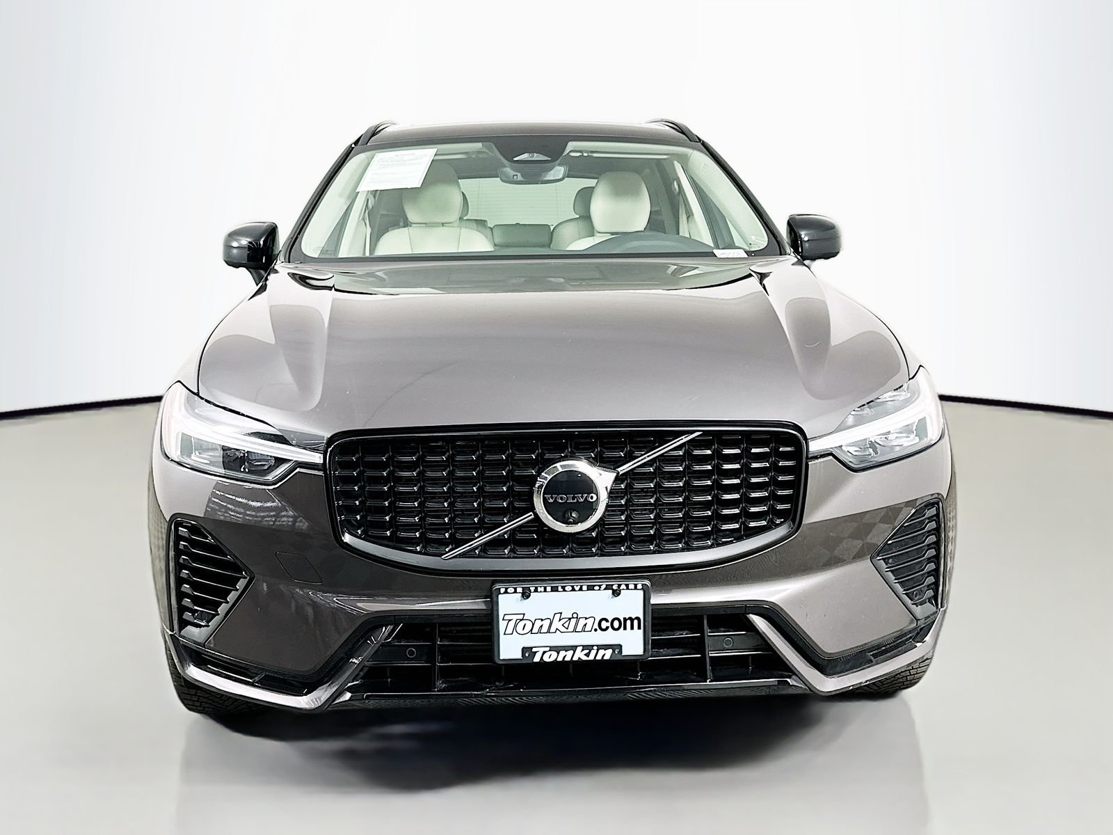 Used 2023  Volvo T8 Plus Dark Theme image 2
