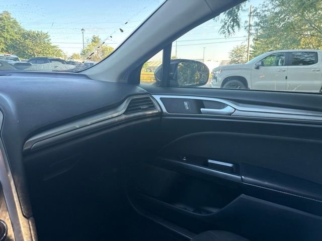 Used 2017 Red Ford SE image 18