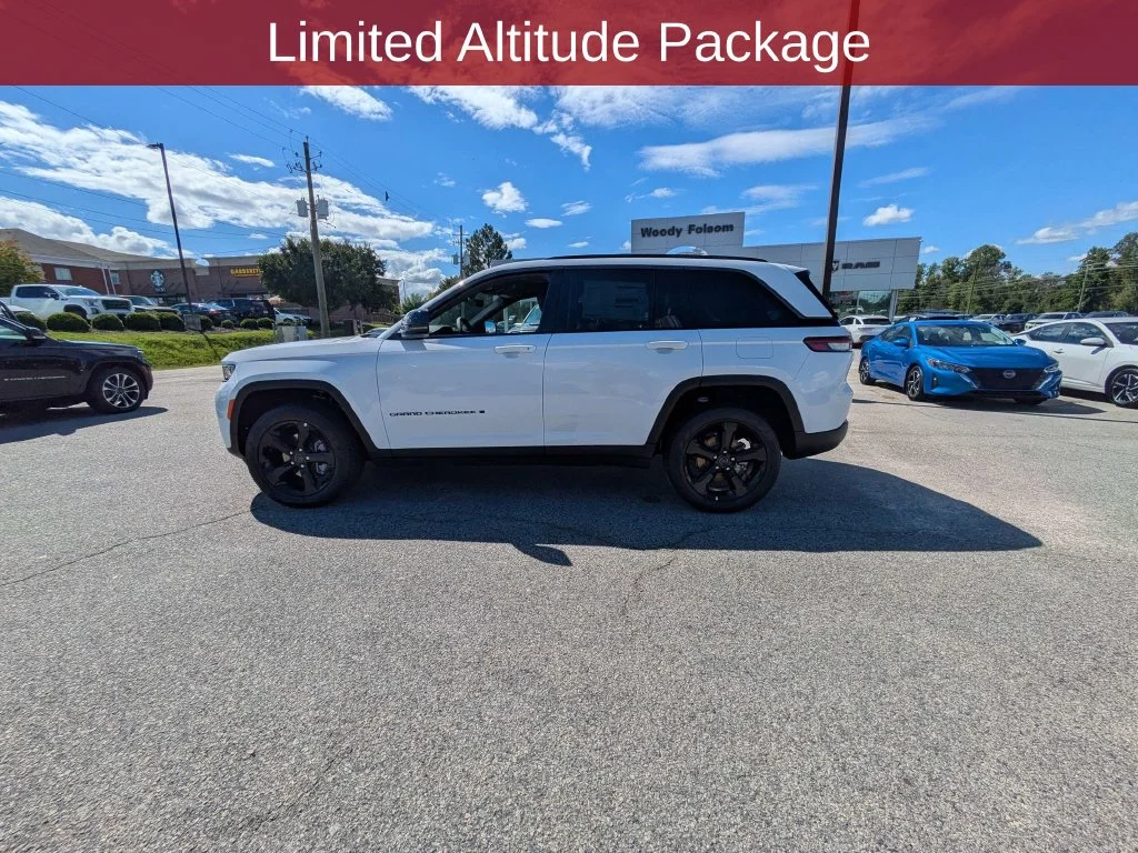 New 2027 Bright White Clear-Coat Paint Jeep Limited image 8