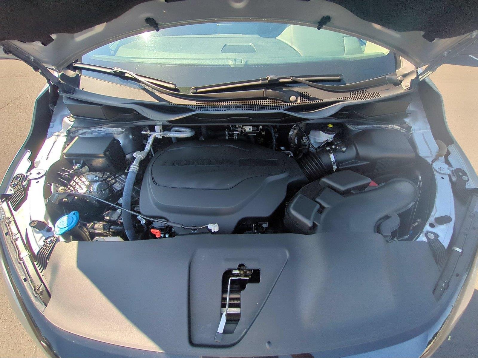 Used 2025 Solar Silver Metallic Honda Touring image 43