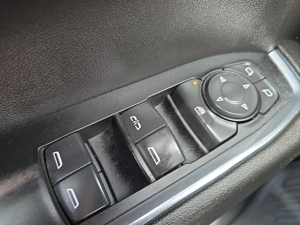 Used 2024 Dynamic Blue Metallic GMC Elevation image 19