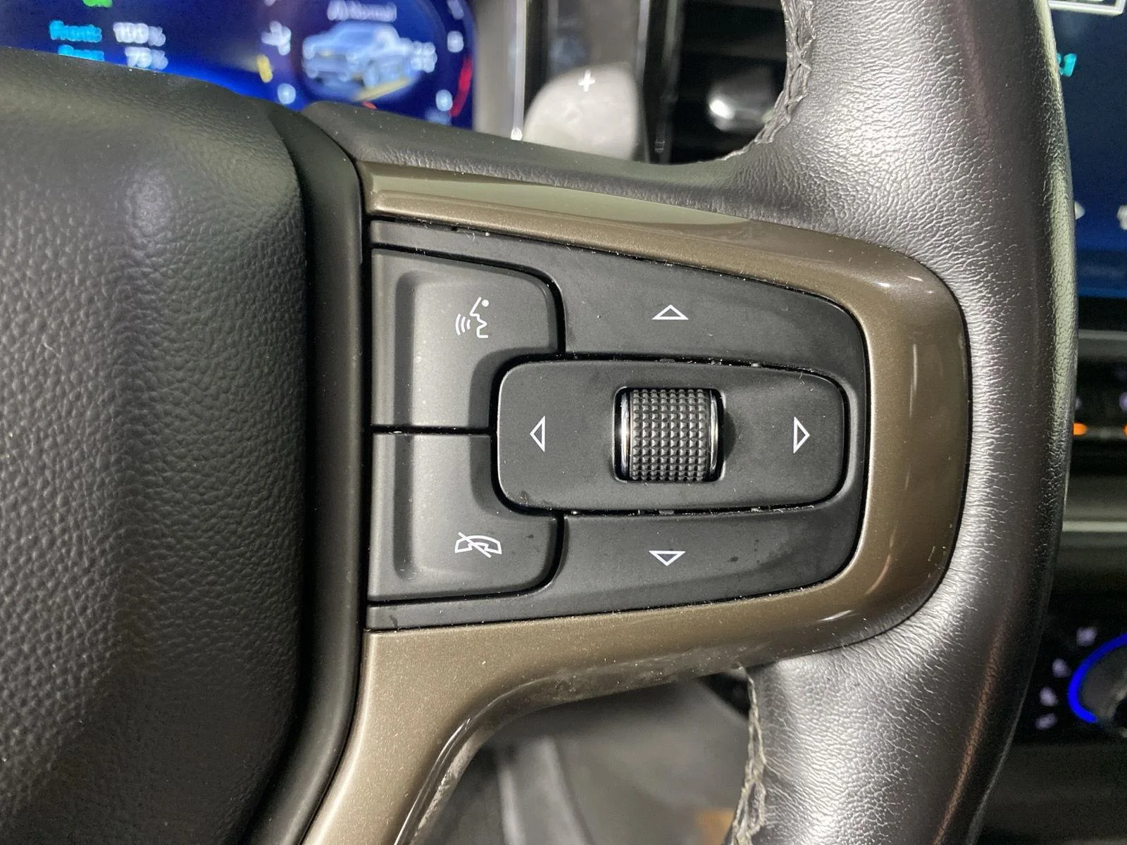 Used 2023 Iridescent Pearl Tricoat Chevrolet High Country image 16
