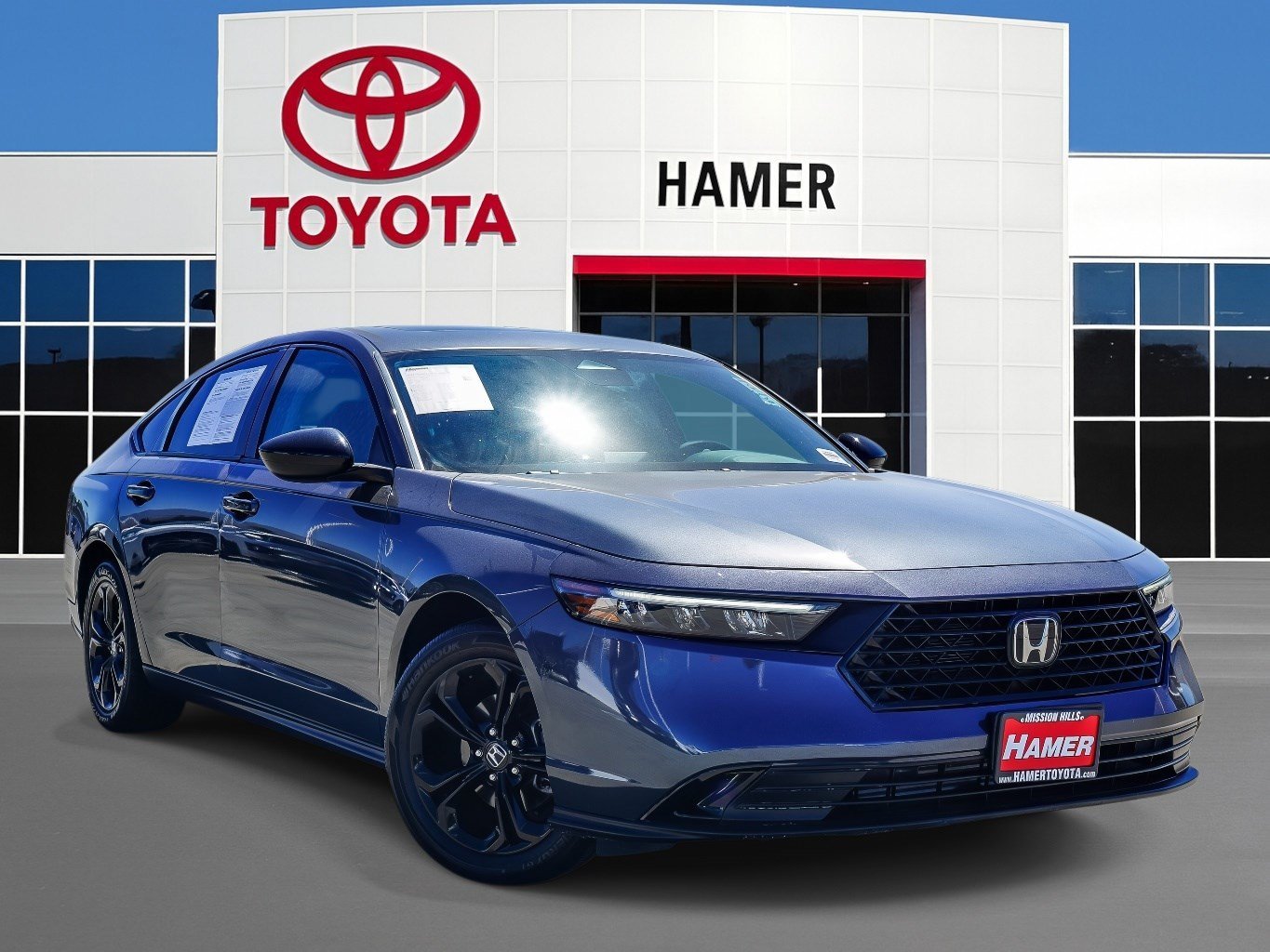 Used 2025 Meteorite Gray Metallic Honda SE image 1