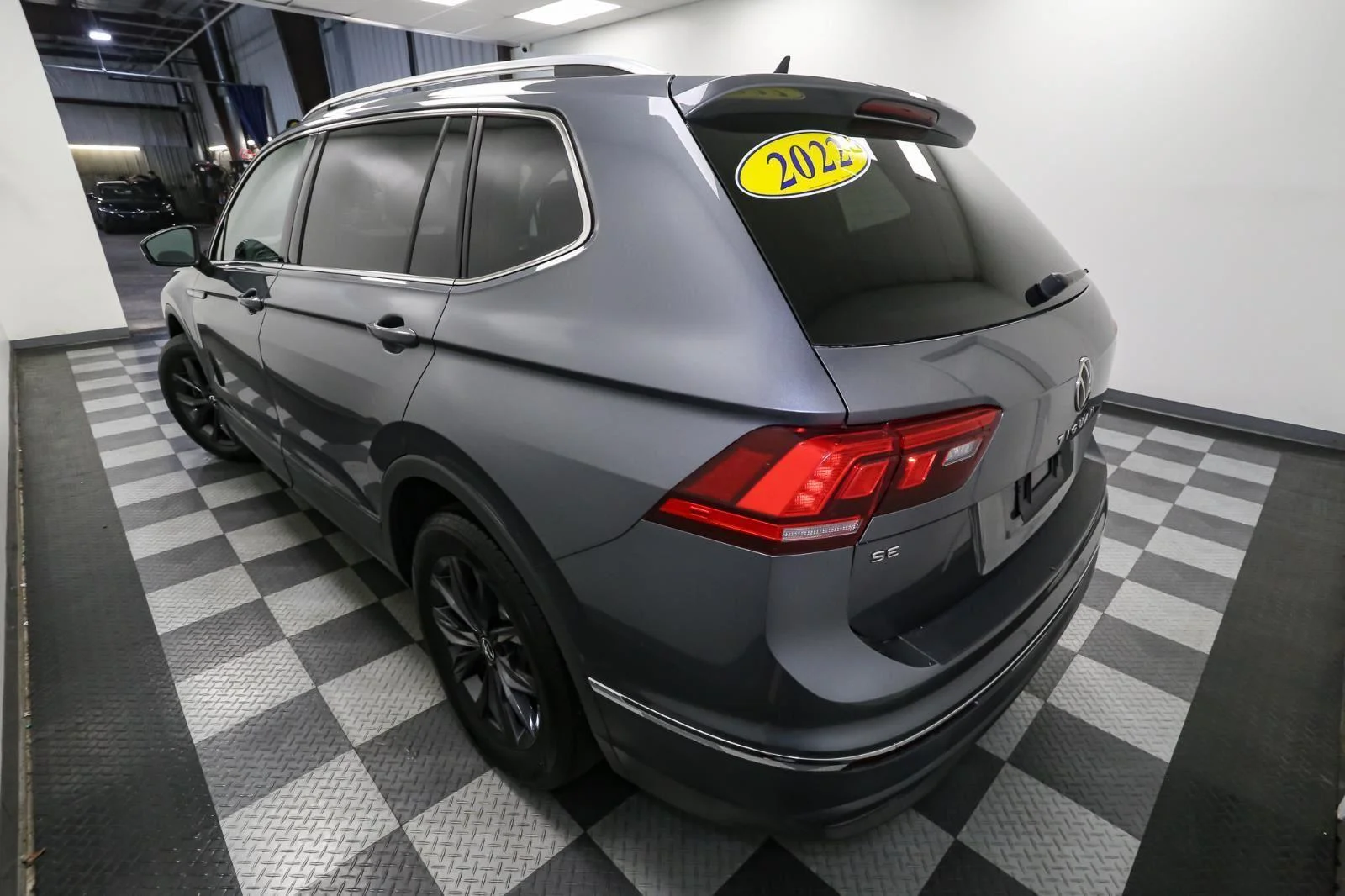 Used 2022 Platinum Gray Metallic Volkswagen SE image 10