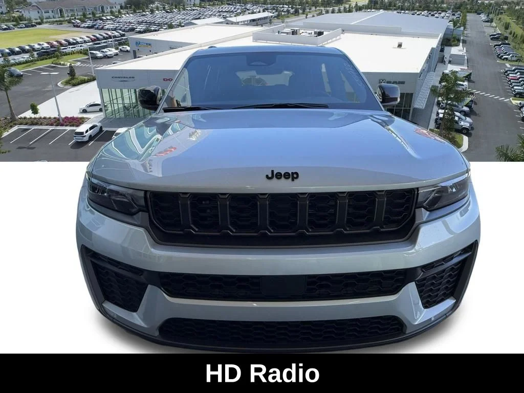 New 2026 Silver Zynith Exterior Paint Jeep Laredo Altitude image 9