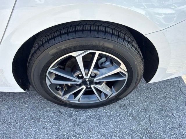 Used 2022 White Kia LXS image 31
