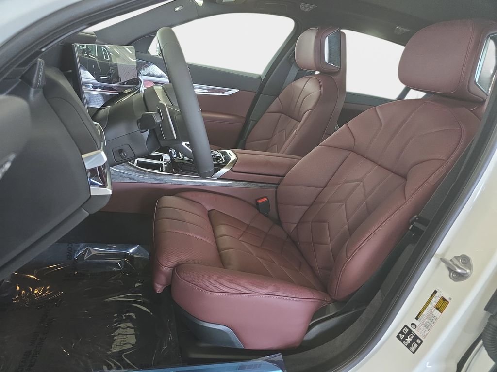 2026 BMW 7 Series 760i - Photo 10