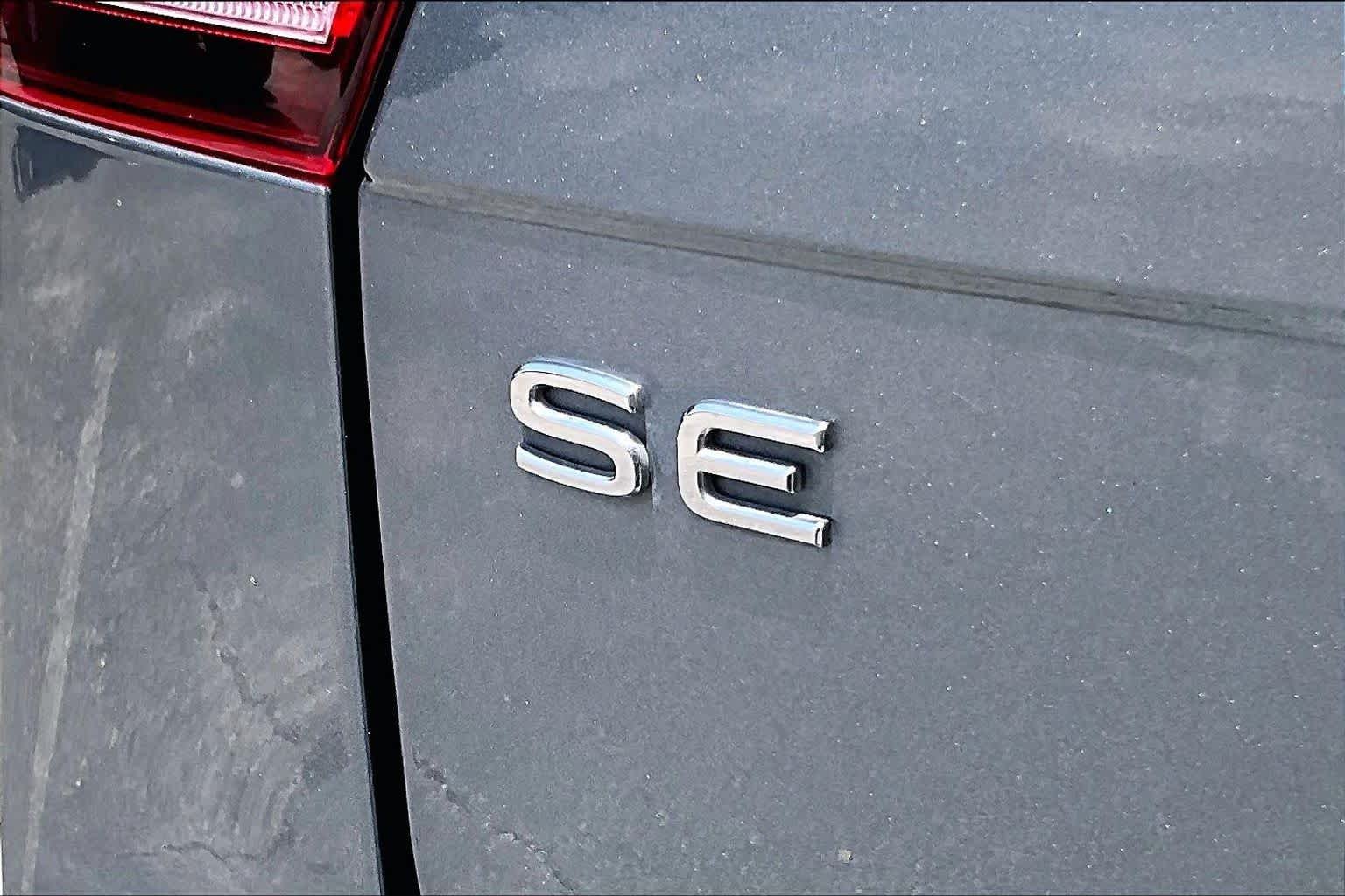 Used 2023 Platinum Gray Metallic Volkswagen SE image 10