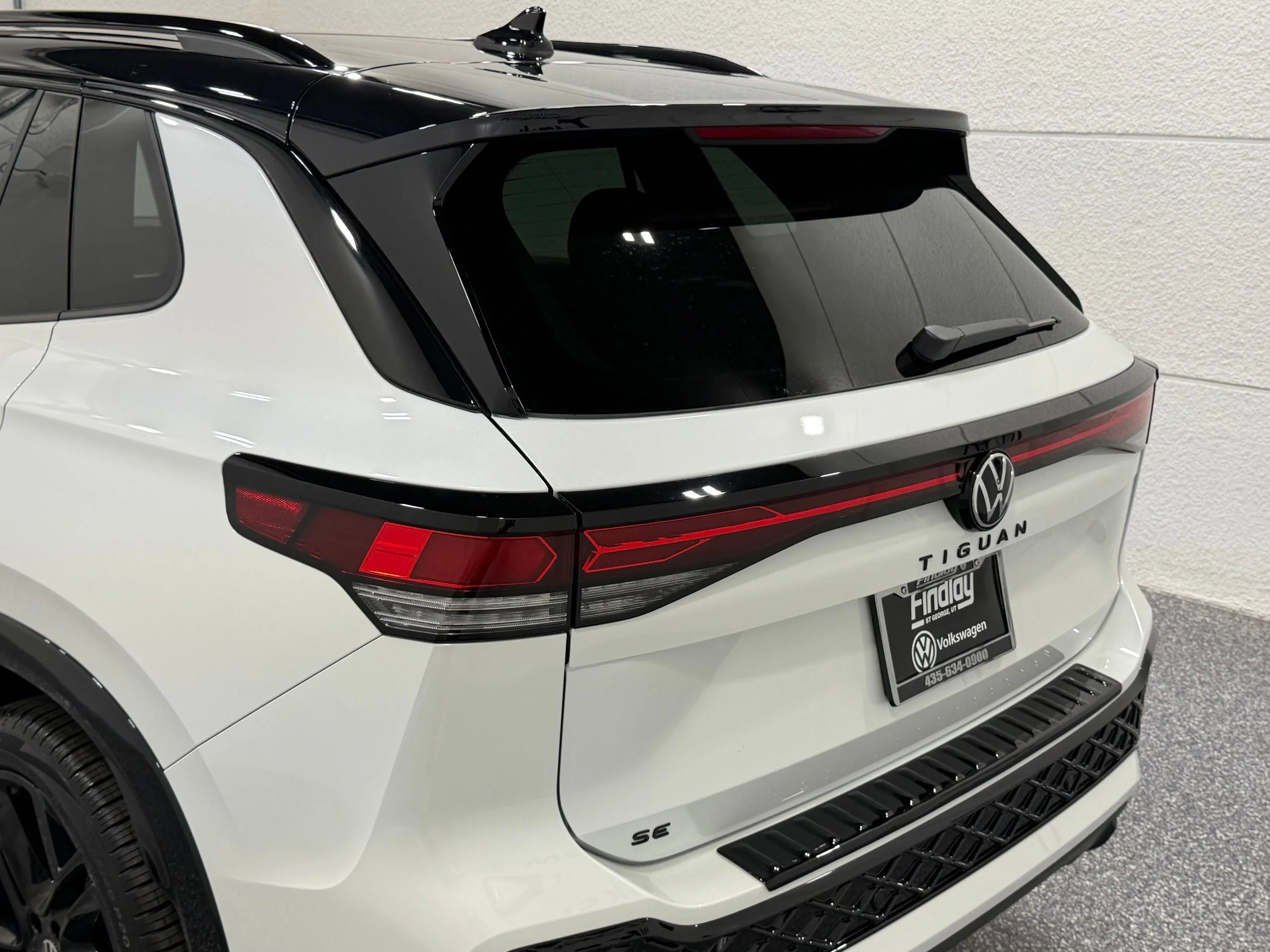New 2026 White Volkswagen SE R-Line Black image 17