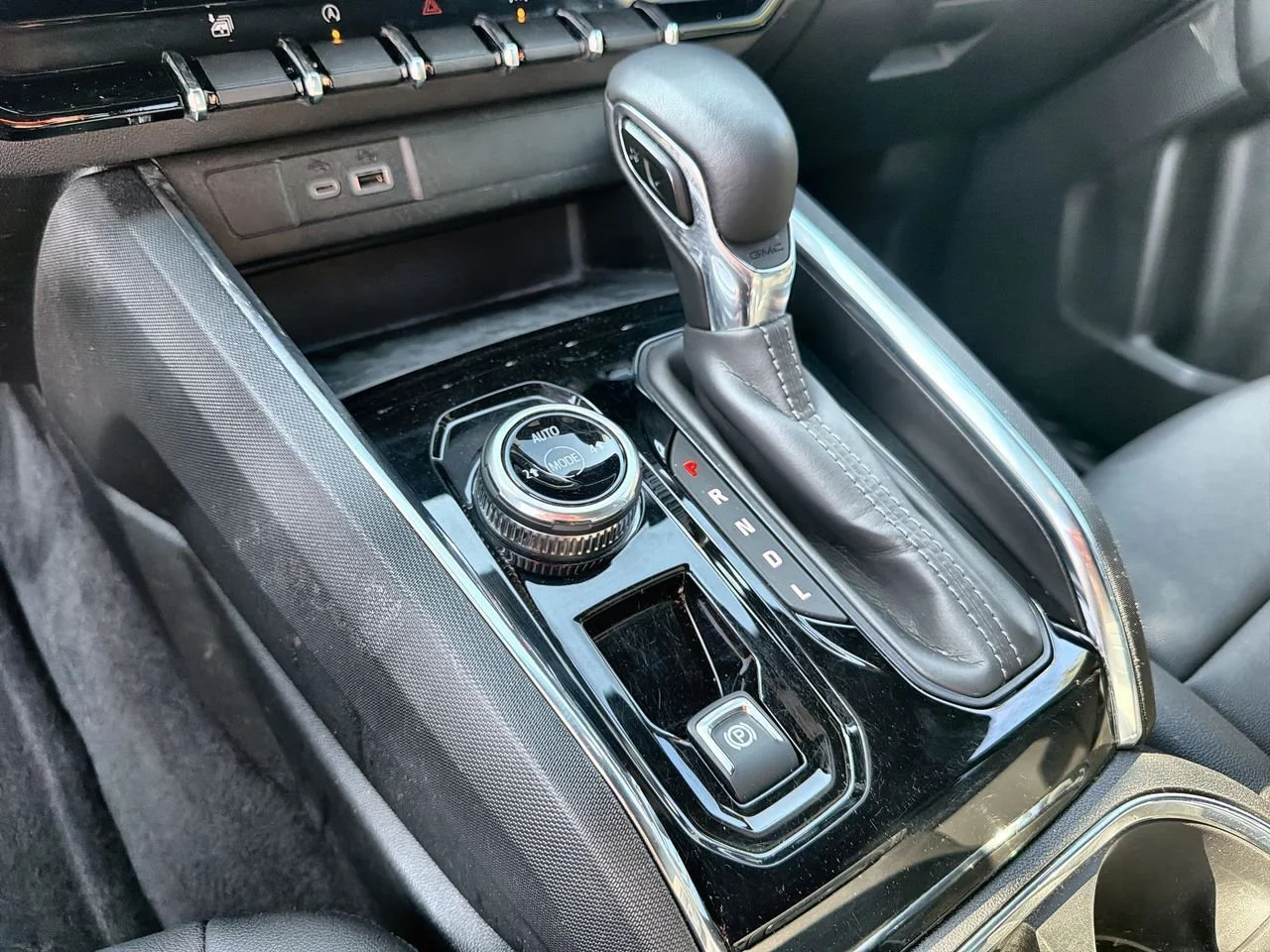 Used 2025 Summit White GMC Elevation image 14