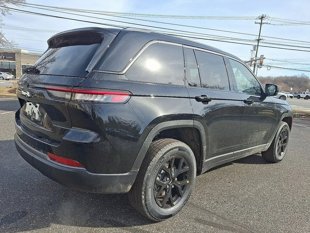 New 2026 Diamond Black Crystal Pearl-Coat Exterior Paint Jeep Altitude image 4