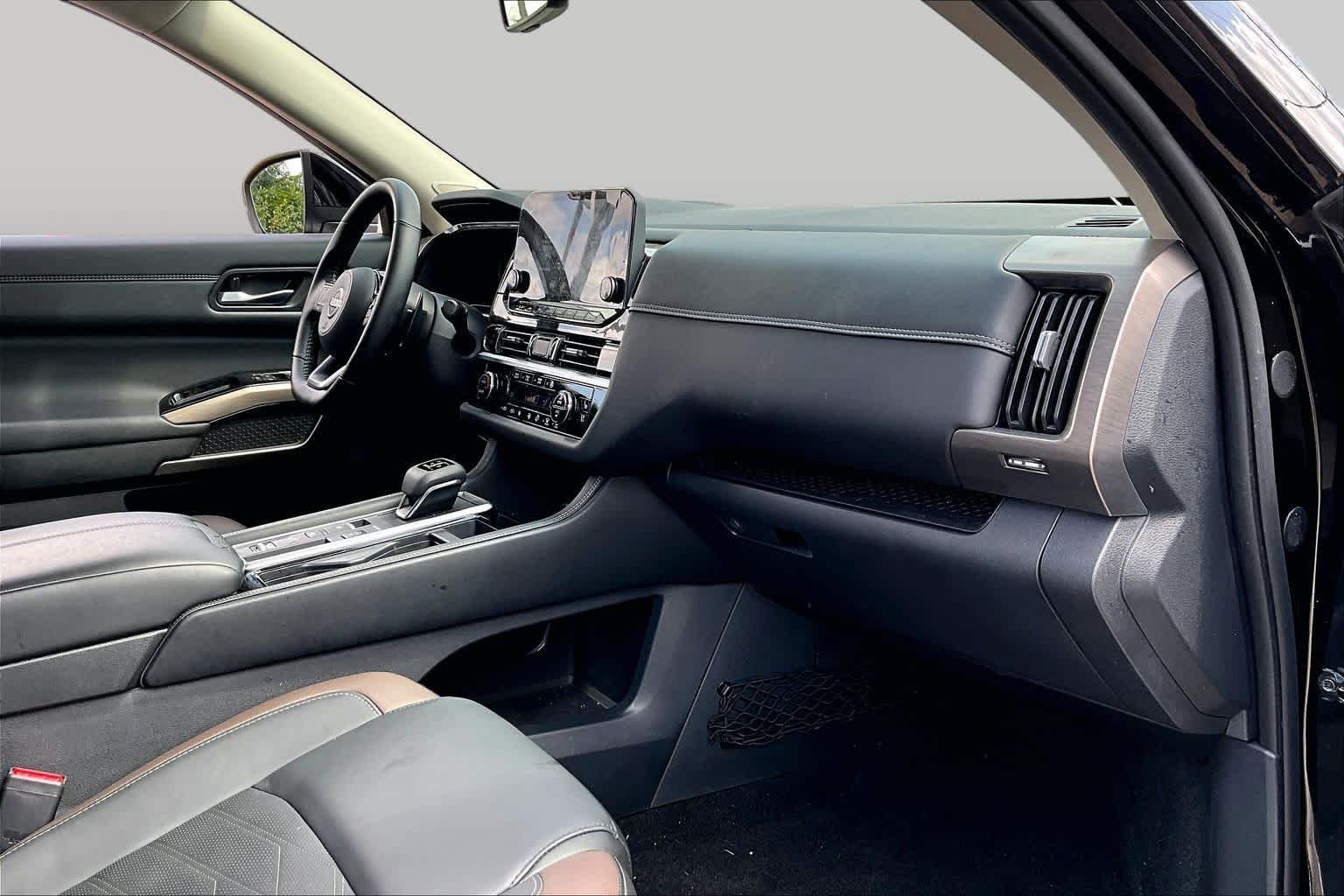 Used 2025 Super Black Nissan Platinum image 18