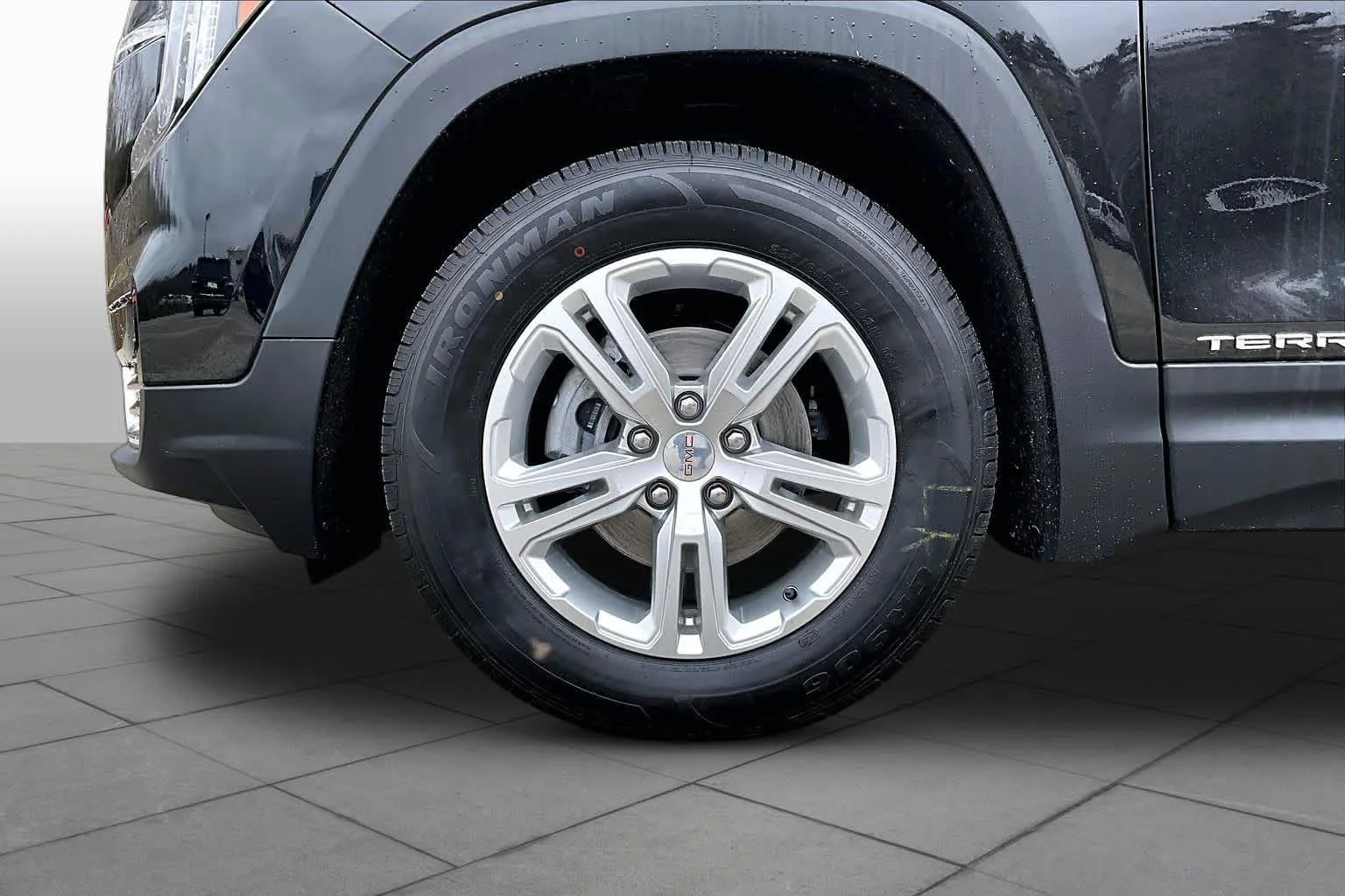 Certified Used 2024 Ebony Twilight Metallic GMC SLE image 11