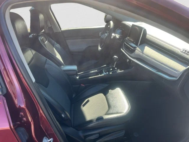 Used 2022 Red Jeep Latitude image 15