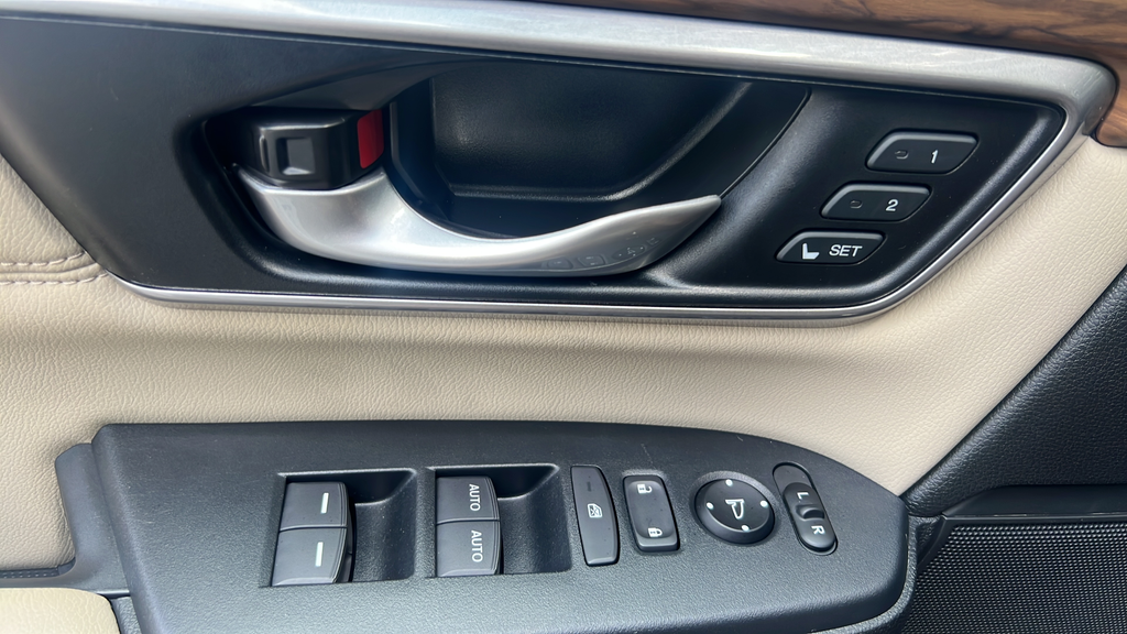 Used 2018 White Honda EX-L image 25