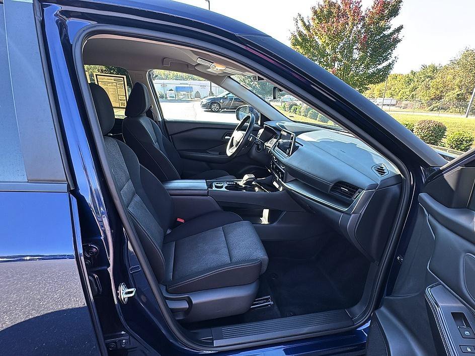Used 2025 Deep Ocean Blue Pearl Nissan SV image 24