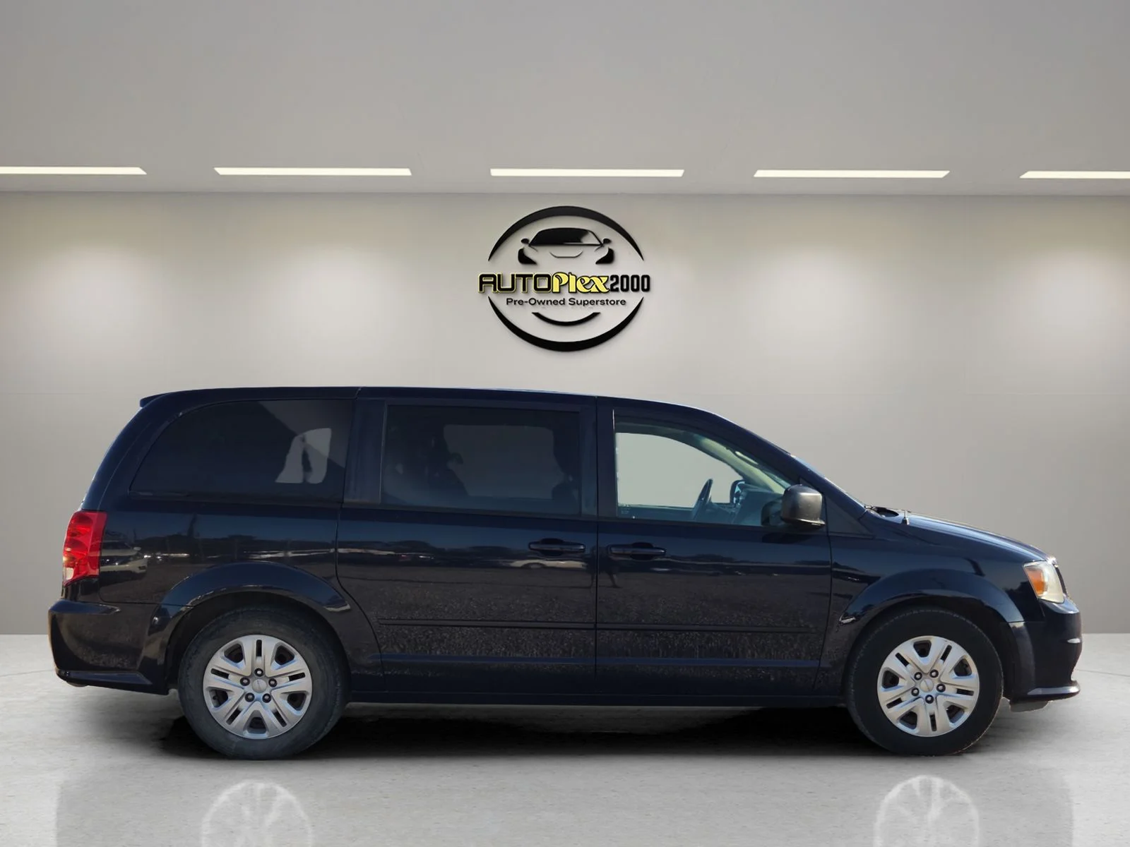 Used 2016 Blue Dodge SE image 8