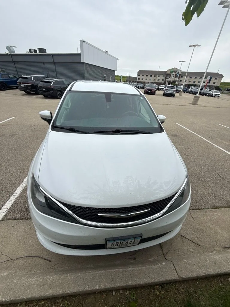 Used 2017 White Chrysler LX image 5