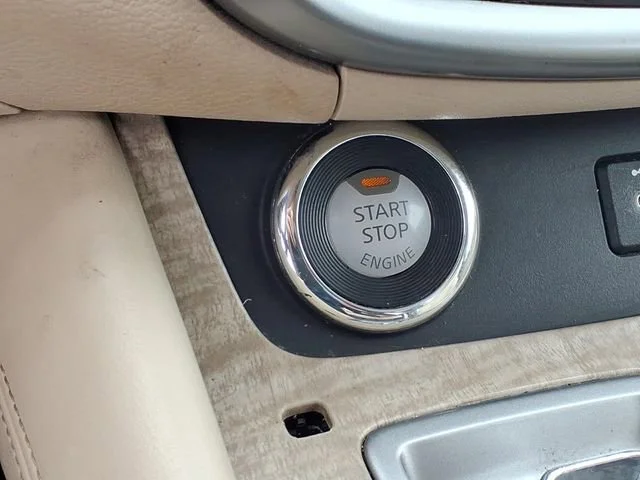 Used 2023  Nissan SL image 10