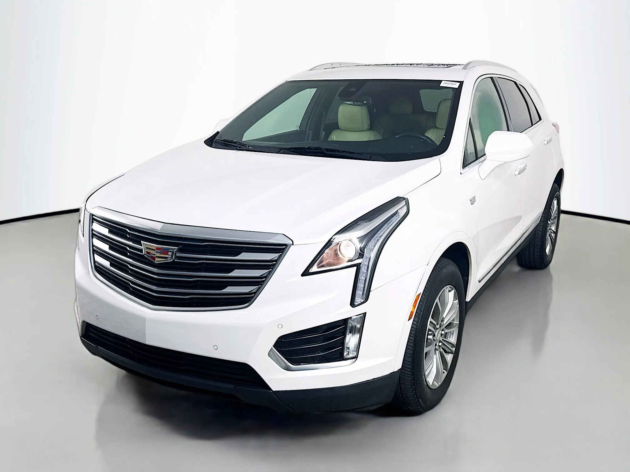 Used 2018 Crystal White Tricoat Cadillac Luxury FWD image 3